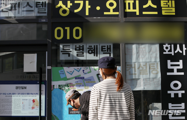 [서울=뉴시스] 조성우 기자 = 지난 27일 부동산 플랫폼 다방을 운영하는 스테이션3가 국토교통부 실거래가 자료를 분석한 결과 서울과 경기 오피스텔 매매건수는 올해 초부터 9월 24일까지 총 2만 8273건으로 집계됐다. 이는 지난해 같은 기간보다 48% 증가한 수치다. 28일 오후 경기도 하남시 주거용 오피스텔 밀집 지역의 한 공인중개사 사무소에 광고가 붙어있다. 2021.10.28. xconfind@newsis.com