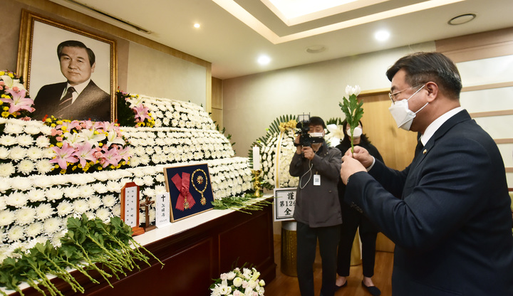 [서울=뉴시스] 사진공동취재단 = 윤호중 더불어민주당 원내대표가 28일 서울 종로구 서울대병원 장례식장에 마련된 故 노태우 전 대통령 빈소를 조문, 헌화를 하고 있다. 2021.10.28. photo@newsis.com