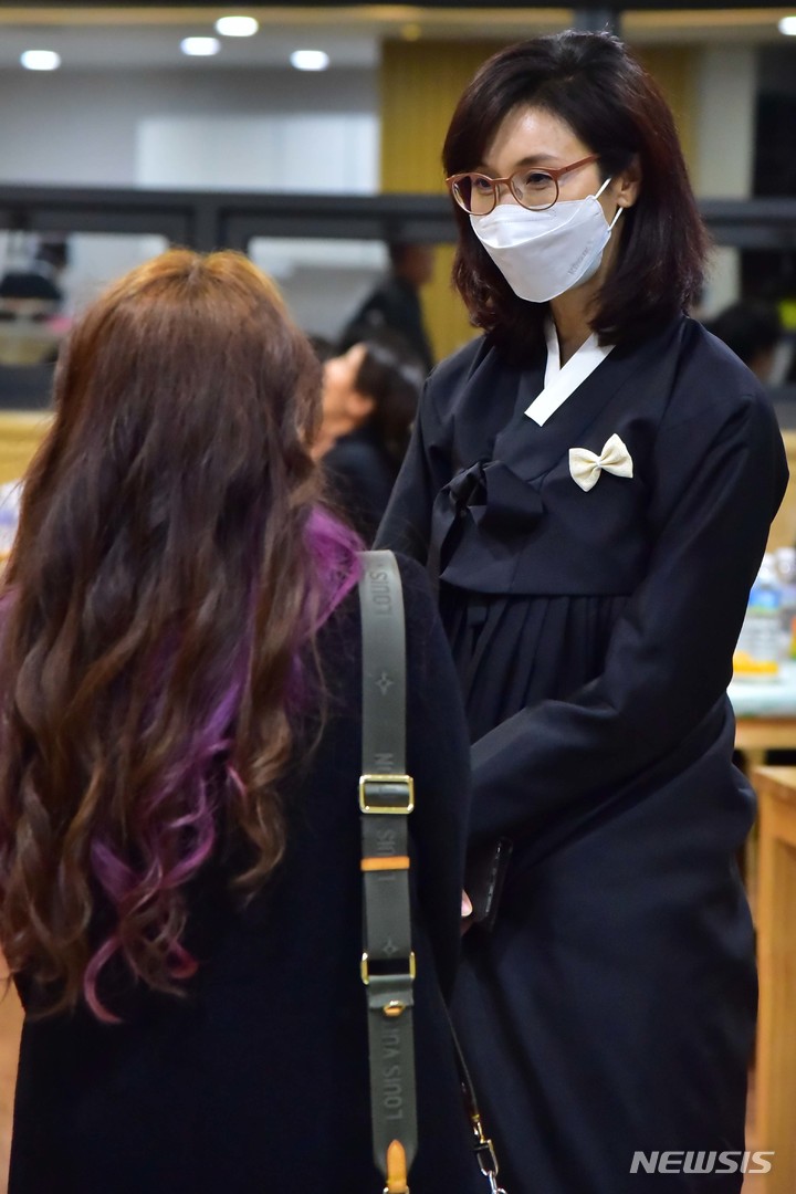 [서울=뉴시스] 사진공동취재단 = 노소영 아트센터 나비 관장이 28일 오후 서울 종로구 서울대병원 장례식장에 마련된 故 노태우 전 대통령 빈소를 찾은 조문객을 맞이하고 있다. 2021.10.28. photo@newsis.com