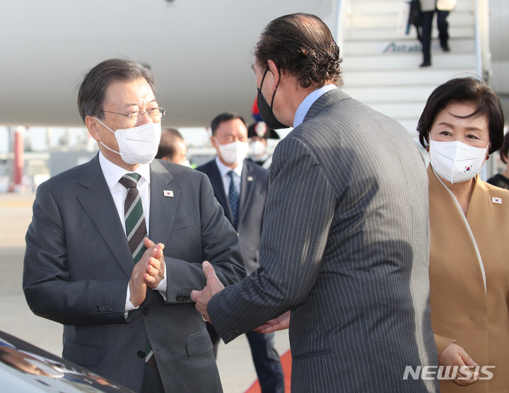 [로마=뉴시스] 김진아 기자 = 주요 20개국(G20) 정상회의 참석 등 7박9일간의 유럽 순방을 위해 로마를 방문한 문재인 대통령과 부인 김정숙 여사가 28일 이탈리아 로마 피우미치노 국제공항에 도착해 문화관광부 외교보좌관과 대화하고 있다. 2021.10.28. bluesoda@newsis.com