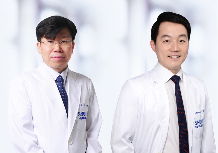 서울대병원 감염내과 김남중(왼쪽), 혈액종양내과 고영일 교수 연구팀은 클론성조혈증 환자가 코로나19에 감염된 경우 중증으로 진행될 위험이 약 2배 높다고 29일 밝혔다.(사진 : 서울대병원 제공) *재판매 및 DB 금지