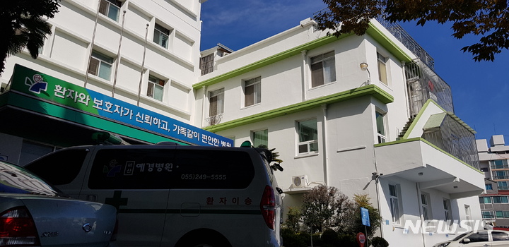 [창원=뉴시스] 강경국 기자 = 코로나19 집단감염이 발생한 경남 창원시 마산합포구의 한 병원의 정신과 병동. 2021.10.29. kgkang@newsis.com