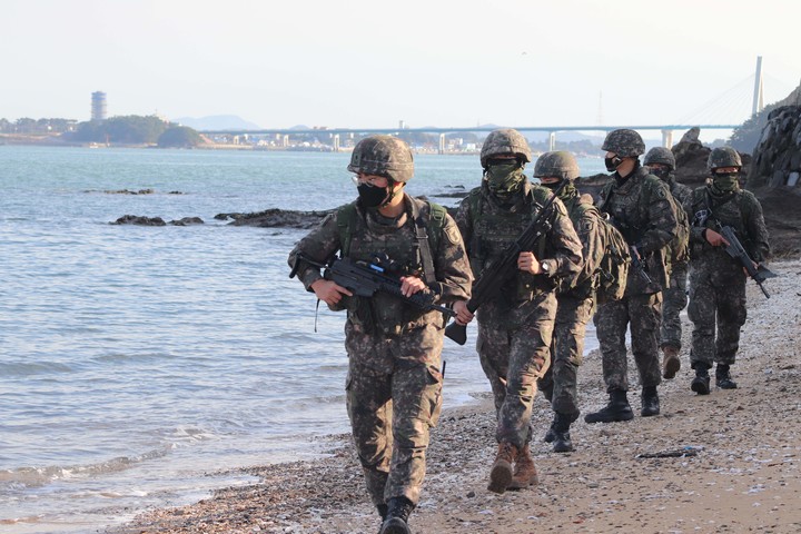[뉴시스=세종] 해안을 수색하고 있는 육군 32보병사단 장병. 2021.10.29. (사진=육군 32보병사단) *재판매 및 DB 금지