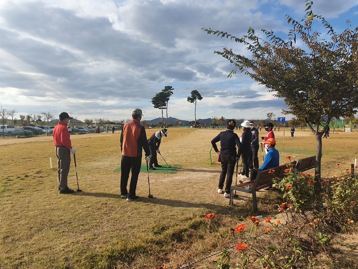 [창원=뉴시스] 강경국 기자 = 경남 창원시 의창구 대산면 파크골프장에서 시민들이 파크골프를 즐기고 있는 모습. 2021.10.29. kgkang@newsis.com *재판매 및 DB 금지