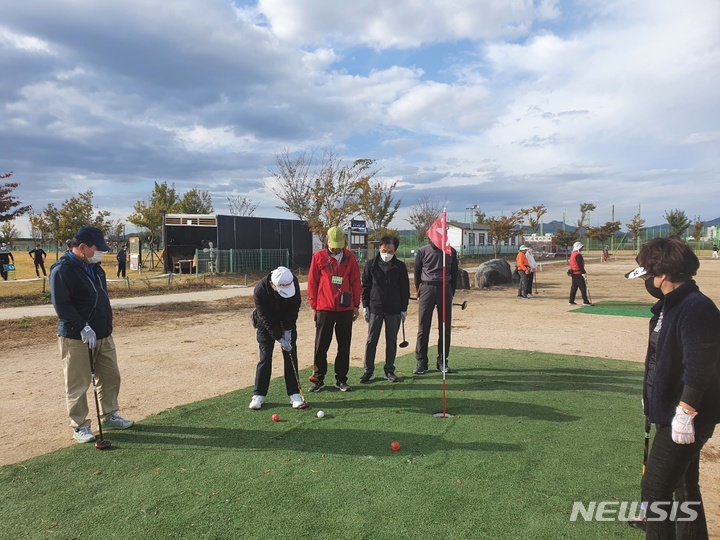 [창원=뉴시스] 강경국 기자 = 경남 창원시 의창구 대산면 파크골프장에서 2021년 하반기 신규 회원에 가입한 시민들이 파크골프 교육을 받고 있다. 2021.10.29. kgkang@newsis.com