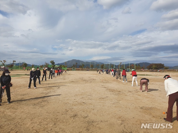 [창원=뉴시스] 강경국 기자 = 경남 창원시 의창구 대산면 파크골프장에서 2021년 하반기 신규 회원에 가입한 시민들이 파크골프 교육을 받고 있다. 2021.10.29. kgkang@newsis.com