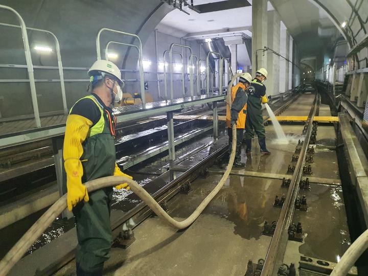 [서울=뉴시스] 터널 내 물청소. (사진=환경부 제공. 사진은 기사와 직접 관련이 없습니다.). 2021.10.31. photo@newsis.com *재판매 및 DB 금지