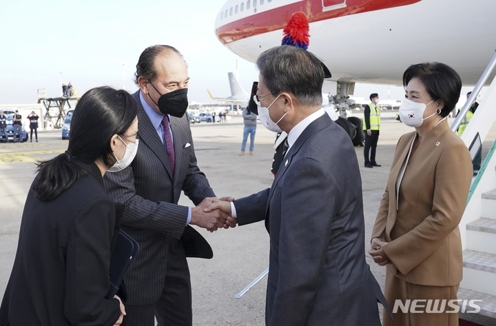 [로마=뉴시스] 김진아 기자 = 주요 20개국(G20) 정상회의 참석 등 7박9일간의 유럽 순방을 위해 로마를 방문한 문재인 대통령과 부인 김정숙 여사가 28일 이탈리아 로마 피우미치노 국제공항에 도착해 문화관광부 외교보좌관 우르토 반니 다르키라피 공사의 영접을 받고 있다. 2021.10.28. bluesoda@newsis.com