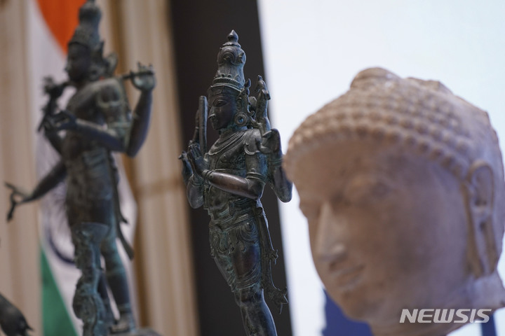 [뉴욕= AP/뉴시스]뉴욕 검찰이 10월 28일(현지시간) 인도에 반환한 250점의 문화재 중 청동으로 만든 여신상. 이 유물들은 인도에서 도굴 또는 암거래로 미국에 건너와 뉴욕의 갤러리를 통해 판매되어왔다고 검찰은 밝혔다.&nbsp; 