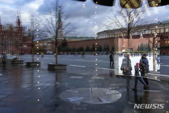 [모스크바=AP/뉴시스] 지난달28일(현지시간) 러시아 모스크바에서 최근 코로나19 급증으로 문을 닫은 굼(Gum) 백화점 내 카페 유리창에 붉은 광장과 크렘린 벽이 비치고 있다. 2021.10.29.