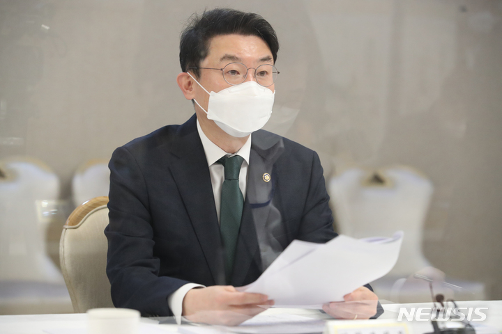 [서울=뉴시스] 김명원 기자 = 이억원 기획재정부 제1차관이 29일 오전 서울 종로구 정부서울청사에서 열린 제37차 혁신성장 전략점검회의 겸 코로나 정책점검회의 겸 한국판뉴딜 점검 TF회의에 참석해 발언하고 있다. 2021.10.29. kmx1105@newsis.com