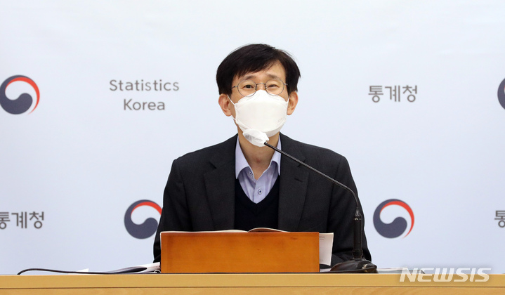 [세종=뉴시스] 강종민 기자 = 어운선 통계청 경제동향통계심의관. 2021.10.29. ppkjm@newsis.com