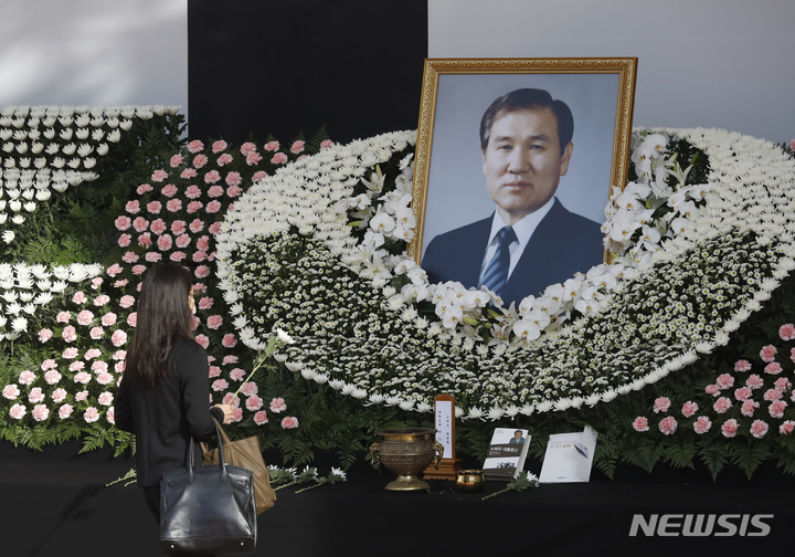 [서울=뉴시스] 고승민 기자 = 29일 서울광장에 마련된 고 노태우 전 대통령 분향소에서 시민이 조문을 하고 있다. 2021.10.29. kkssmm99@newsis.com