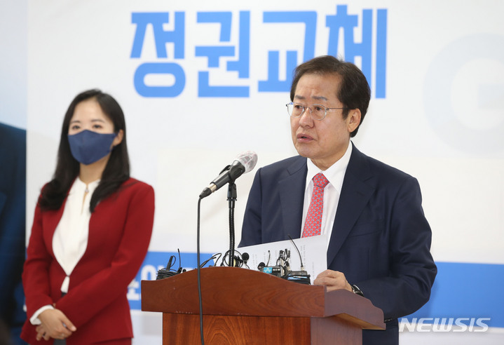[서울=뉴시스] 국회사진기자단 = 국민의힘 대권주자인 홍준표 의원이 29일 오전 서울 여의도 선거사무소에서 '정치 대개혁' 공약발표를 하고 있다. 2021.10.29. photo@newsis.com