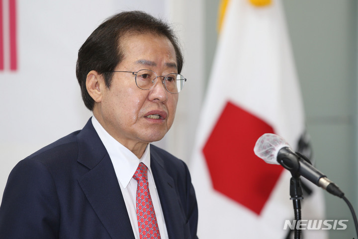 [서울=뉴시스] 국회사진기자단 = 국민의힘 대권주자인 홍준표 의원이 29일 오전 서울 여의도 선거사무소에서 '정치 대개혁' 공약발표를 하고 있다. 2021.10.29. photo@newsis.com