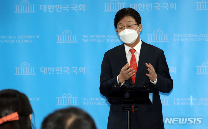 [서울=뉴시스] 전신 기자 = 국민의힘 유승민 대선 경선 후보가 29일 오전 서울 여의도 국회 소통관에서 지지 호소 기자회견을 마치고 취재진 질문에 답하고 있다. (공동취재사진) 2021.10.29. photo@newsis.com