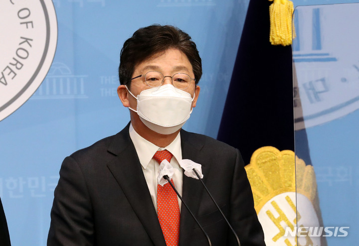 [서울=뉴시스] 전신 기자 = 국민의힘 유승민 대선 경선 후보가 29일 오전 서울 여의도 국회 소통관에서 지지 호소 기자회견을 하고 있다. (공동취재사진) 2021.10.29. photo@newsis.com