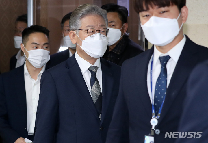 [서울=뉴시스] 전신 기자 = 이재명 더불어민주당 대선후보가 29일 서울 여의도 국회에서 열린 '단계적 일상회복 점검 간담회'에 참석하고 있다. (공동취재사진) 2021.10.29. photo@newsis.com