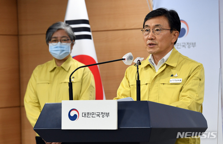 [서울=뉴시스] 김명원 기자 = 권덕철 중앙재난안전대책본부 제1차장(보건복지부 장관)이 29일 서울 종로구 정부서울청사에서 열린 코로나19 중대본 정례브리핑에서 내달 1일부터 도입하는 새로운 방역 체계 '단계적 일상회복'의 최종시행 방안을 발표하고 있다. (공동취재사진) 2021.10.29. photo@newsis.com