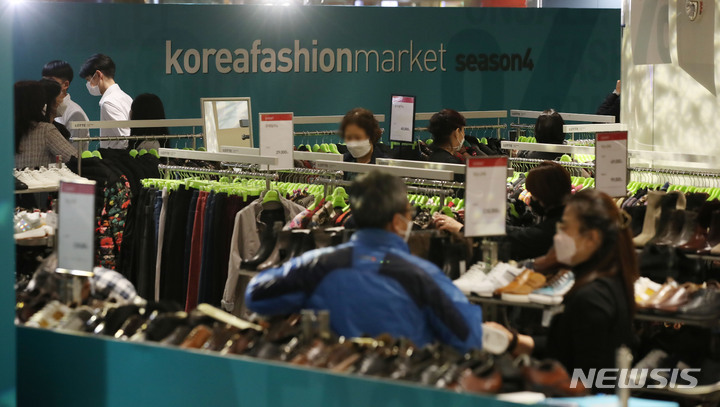 [서울=뉴시스] 박미소 기자 = '코리아 패션 마켓 시즌 4' 개막식이 열린 29일 오전 서울 송파구 롯데백화점 잠실점에서 시민들이 쇼핑을 하고 있다. 산업통상자원부와 한국패션산업협회는 다음 달 4일까지 국내 주요 백화점과 온라인 전문몰에서 패션상품을 할인 판매하는 ‘코리아패션마켓 시즌4’를 개최한다. 2021.10.29. misocamera@newsis.com