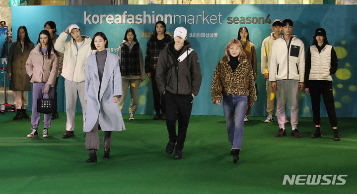 [서울=뉴시스] 박미소 기자 = 모델 이현이를 비롯한 모델들이 지난해 10월29일 오전 서울 송파구 롯데백화점 잠실점에서 열린 '코리아 패션 마켓 시즌 4' 개막식에서 친환경 패션쇼에서 워킹하고 있다. 2021.10.29. misocamera@newsis.com