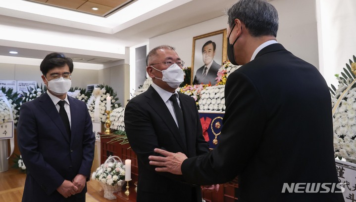 [서울=뉴시스] 사진공동취재단 = 정의선 현대자동차그룹 회장이 29일 서울 종로구 서울대병원 장례식장에 마련된 고(故) 노태우 전 대통령의 빈소를 조문하고 있다. 2021.10.29. photo@newsis.com