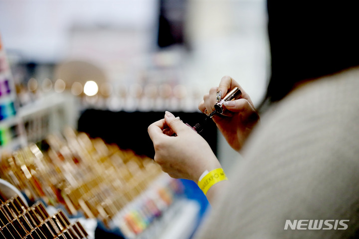 [서울=뉴시스] 박미소 기자 = 29일 오후 서울 강남구 세텍에서 열린 '2021 서울네일엑스포'에서 시민들이 네일 상품을 살펴보고 있다. 2021.10.29. misocamera@newsis.com