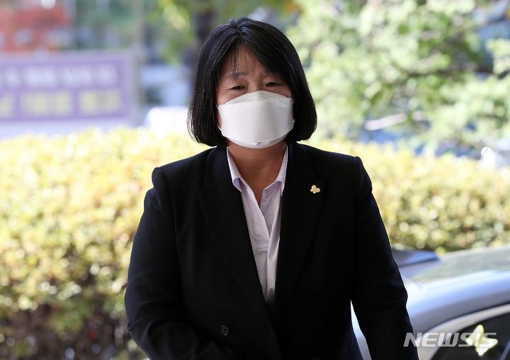 [서울=뉴시스] 백동현 기자 = 윤미향 무소속 국회의원이 29일 오후 서울 마포구 서울서부지법에서 열린 '정의기억연대 사건' 사기 등 혐의 3차 공판기일에 출석하고 있다. 2021.10.29. livertrent@newsis.com