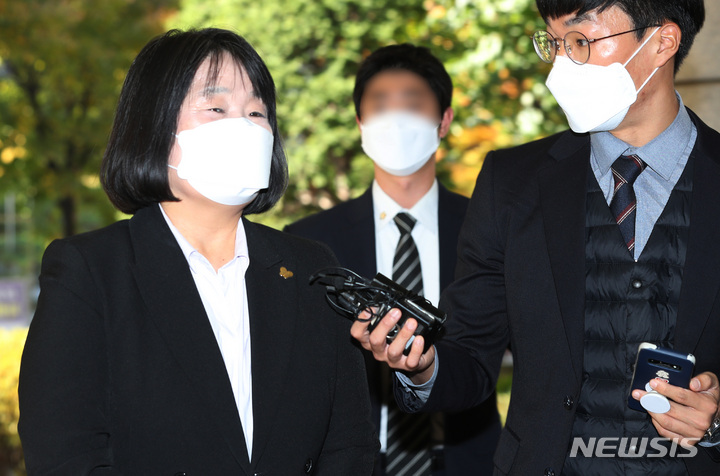 [서울=뉴시스] 백동현 기자 = 윤미향 무소속 국회의원이 29일 오후 서울 마포구 서울서부지법에서 열린 '정의기억연대 사건' 사기 등 혐의 3차 공판기일에 출석하고 있다. 2021.10.29. livertrent@newsis.com