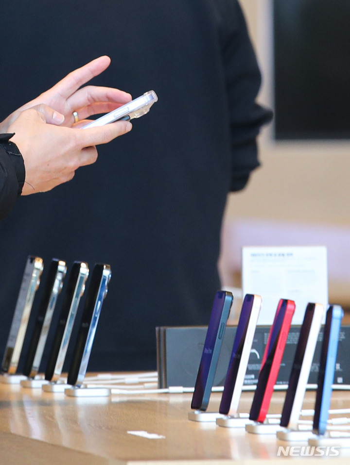 [서울=뉴시스] 권창회 기자 = 지난10월29일 오후 서울 강남구 애플스토어 가로수길점 모습. 2021.10.29. kch0523@newsis.com