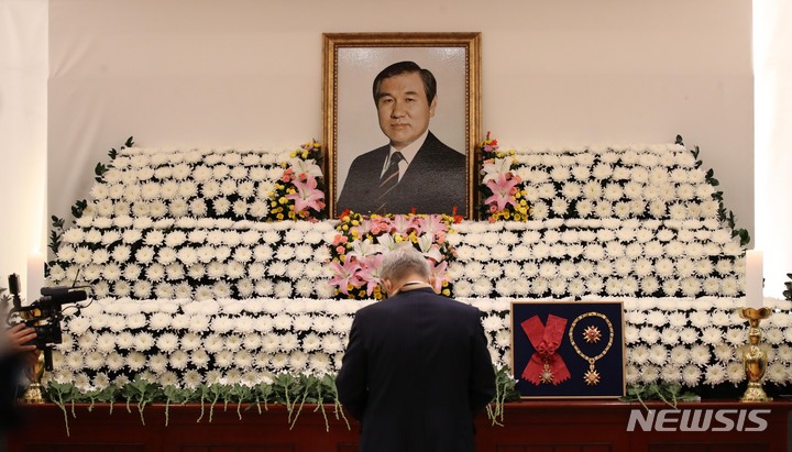 [서울=뉴시스] 고범준 기자 = 29일 서울 종로구 서울대병원 장례식장에 마련된 고(故) 노태우 전 대통령 빈소에서 조문객이 조문하고 있다. 2021.10.29. bjko@newsis.com