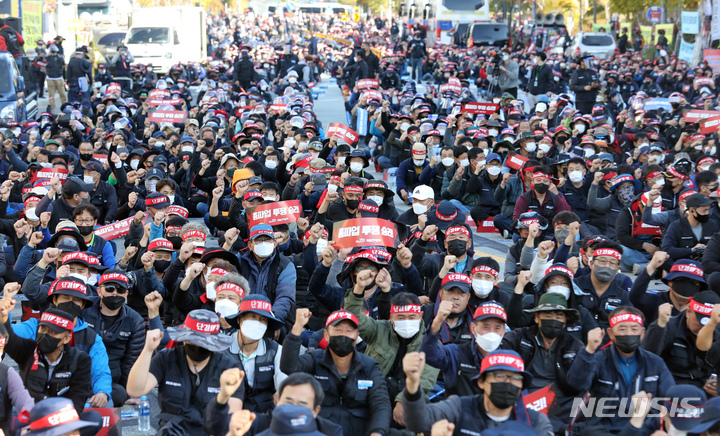 [세종=뉴시스] 강종민 기자 = 민주노총 공공운수노조 화물연대본부가 29일 오후 세종시 정부세종청사 국토교통부 앞에서 '총파업 결의대회'를 열고 '안전운임 일몰제 폐지'와 '안전운임 전차종전품목 확대' 등을 촉구하고 있다. 2021.10.29. ppkjm@newsis.com