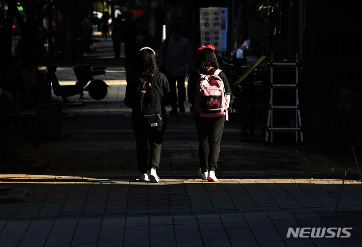 [서울=뉴시스] 백동현 기자 = 정부가 교육분야 단계적 일상회복(위드 코로나) 추진방안을 발표한 29일 오후 서울 마포구 서울여자중학교 학생들이 하교하고 있다. 이날 유은혜 사회부총리 겸 교육부 장관은 내달 22일부터 수도권을 포함한 전국의 유치원·초등·중·고등학교 학생들이 전면 등교한다고 밝혔다. 2021.10.29. livertrent@newsis.com