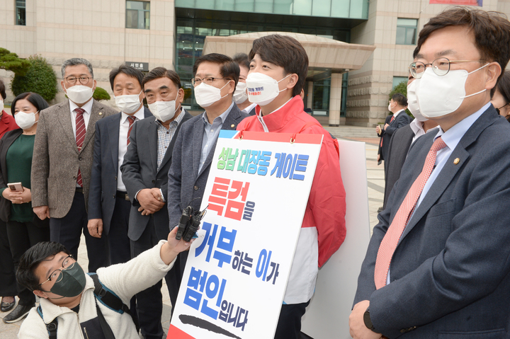 [울산=뉴시스] 배병수 기자 = 이준석 국민의힘 대표가 29일 오후 울산시청 햇빛광장에서 대장동 특검 촉구 1인 도보시위에 앞서 기자들의 질문에 답하고 있다. 2021.10.29. bbs@newsis.com