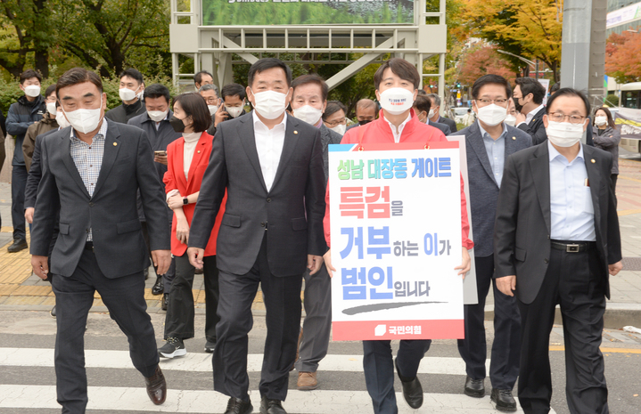 [울산=뉴시스] 배병수 기자 = 이준석 국민의힘 대표가 29일 오후 울산 남구 일대에서 대장동 특검 촉구 1인 도보시위를 하고 있다. 2021.10.29. bbs@newsis.com