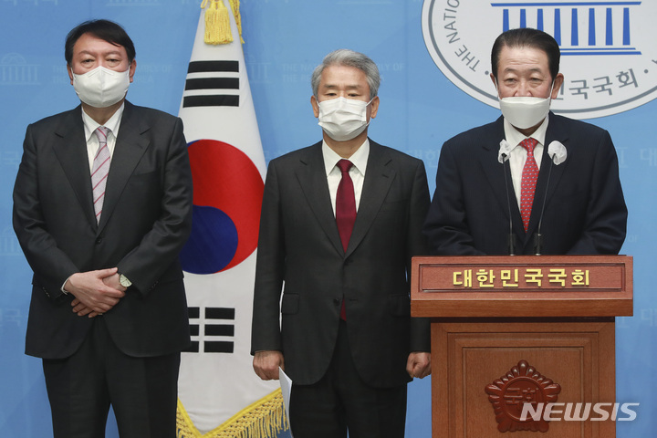 [서울=뉴시스] 전신 기자 = 박주선 전 국회부의장과 김동철 전 바른미래당 원내대표가 29일 서울 여의도 국회 소통관에서 윤석열 국민의힘 대선 경선 후보 지지 선언 기자회견을 하고 있다. (공동취재사진) 2021.10.29. photo@newsis.com