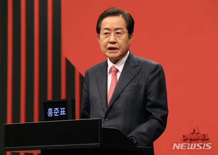 [서울=뉴시스] 국회사진기자단 = 홍준표 국민의힘 대선 경선 후보들이 29일 서울 마포구 상암 DDMC 채널A 스튜디오에서 열린 대선 경선 일대일 맞수토론 준비를 하고 있다. 2021.10.29. photo@newsis.com