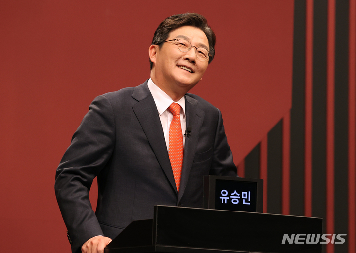 [서울=뉴시스] 국회사진기자단 = 유승민 국민의힘 대선 경선 후보들이 29일 서울 마포구 상암 DDMC 채널A 스튜디오에서 열린 대선 경선 일대일 맞수토론 준비를 하고 있다. 2021.10.29. photo@newsis.com