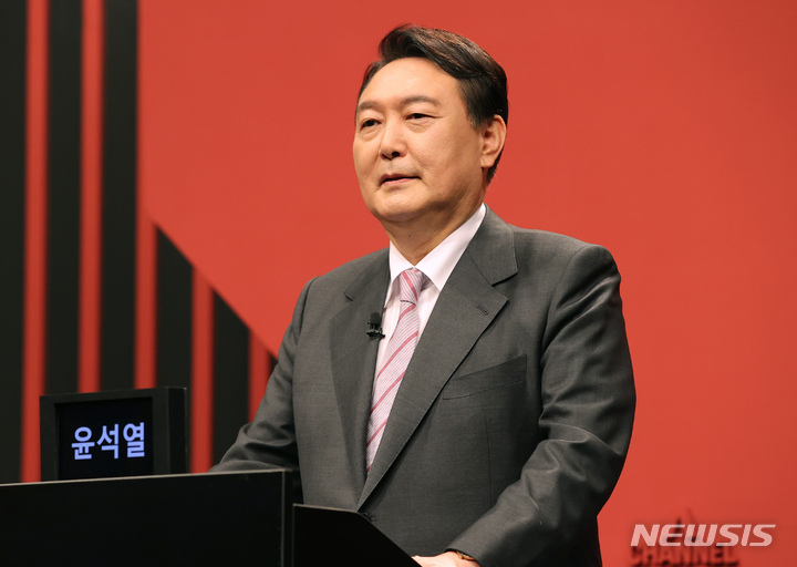 [서울=뉴시스] 국회사진기자단 = 윤석열 국민의힘 대선 경선 후보들이 29일 서울 마포구 상암 DDMC 채널A 스튜디오에서 열린 대선 경선 일대일 맞수토론 준비를 하고 있다. 2021.10.29. photo@newsis.com