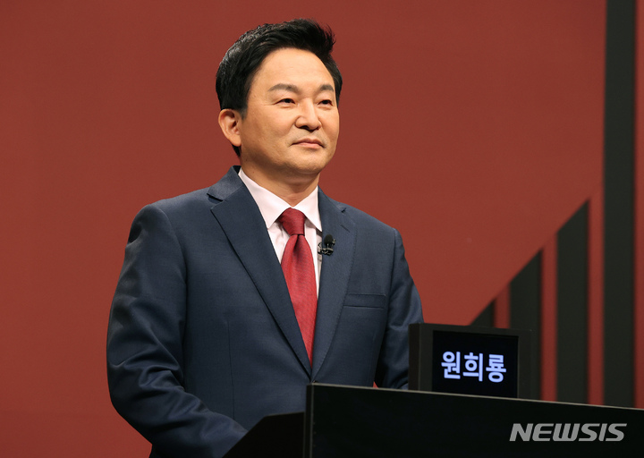 [서울=뉴시스] 국회사진기자단 = 원희룡 국민의힘 대선 경선 후보들이 29일 서울 마포구 상암 DDMC 채널A 스튜디오에서 열린 대선 경선 일대일 맞수토론 준비를 하고 있다. 2021.10.29. photo@newsis.com