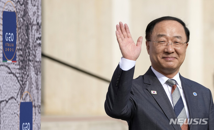 [로마(이탈리아)=AP/뉴시스] 홍남기 경제부총리 겸 기획재정부 장관이 29일(현지시간) 이탈리아 로마 G20 보건·재무 장관 회의장에 도착해 손을 흔들고 있다. 2021.10.30.