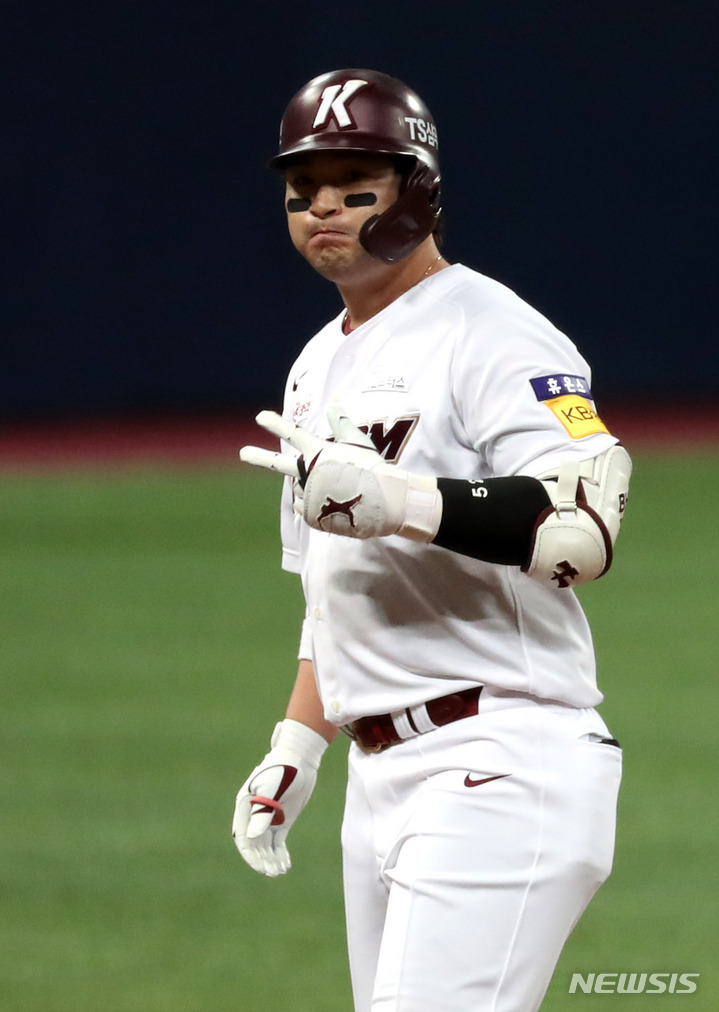 [서울=뉴시스] 추상철 기자 = 29일 오후 서울 구로구 고척스카이돔에서 열린 '2021 KBO리그' kt위즈와 키움히어로즈의 경기. 1회말 2사 만루상황에서 박병호가 2타점 적시타를 때린 후 기뻐하고 있다. 2021.10.29. scchoo@newsis.com