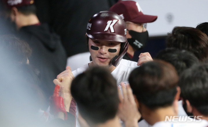 [서울=뉴시스] 추상철 기자 = 29일 오후 서울 구로구 고척스카이돔에서 열린 '2021 KBO리그' kt위즈와 키움히어로즈의 경기. 1회말 2사 만루상황에서 역전 2타점 적시타를 때린 박병호가 동료로 부터 축하를 받고 있다. 2021.10.29. scchoo@newsis.com