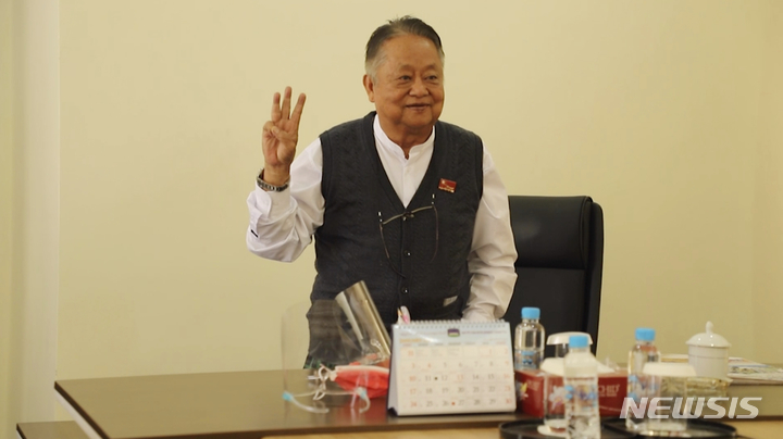 [네피도(미얀마)=AP/뉴시스] 윈 테인 미얀마 민주주의민족동맹(NLD) 중앙집행위원이 지난 2월2일 저항의 상징인 손가락 세 개를 들어 올리고 있다. 2021.10.29.