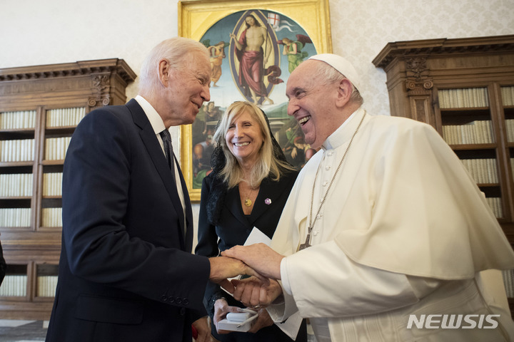 [바티칸=AP/뉴시스]조 바이든 미국 대통령(왼쪽)과 프란치스코 교황이 10월29일 바티칸에서 만나 인사하고 있다. 옆에서 퍼스트레이디 질 바이든 여사가 웃고 있다.