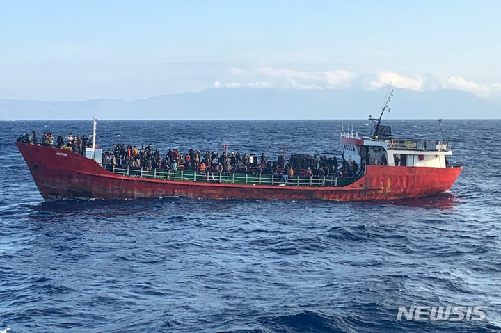 [AP/뉴시스] 10월29일 그리스 크레테 섬 인근에서 유럽 이주시도자 400명을 태운 소형 화물선이 엔진 고장 후 구조를 기다리고 있다