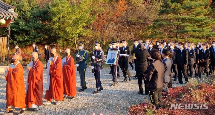 [파주=뉴시스] 송주현 기자 = 30일 오후 4시 20분께 경기 파주시 검단사에 도착한 고 노태우 전 대통령의 유해가 검단사 상부에 위치한 무량수전으로 옮겨지고 있다. 2021.10.30 atia@newsis.com