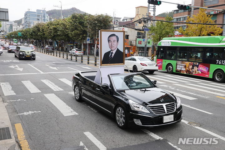 [서울=뉴시스] 홍효식 기자 = 30일 오전 서울 서대문구 고(故) 노태우 전 대통령 사저에서 고인의 노제를 마친 운구 차량이 영결식을 위해 올림픽공원 평화의광장으로 향하고 있다. (공동취재사진) 2021.10.30. photo@newsis.com