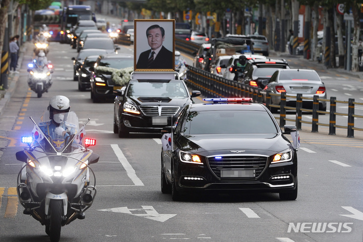 [서울=뉴시스] 홍효식 기자 = 30일 오전 서울 서대문구 고(故) 노태우 전 대통령 사저에서 고인의 노제를 마친 운구 차량이 영결식을 위해 올림픽공원 평화의광장으로 향하고 있다. (공동취재사진) 2021.10.30. photo@newsis.com