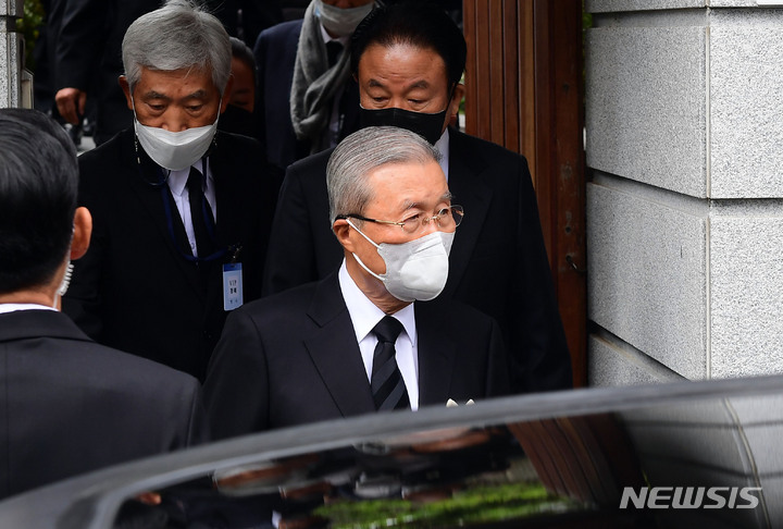 [서울=뉴시스] 홍효식 기자 = 김종인 국민의힘 전 비상대책위원장이 30일 오전 서울 서대문구 연희동 고 노태우 전 대통령 자택에서 노제를 마치고 이동하고 있다. (공동취재사진) 2021.10.30. photo@newsis.com
